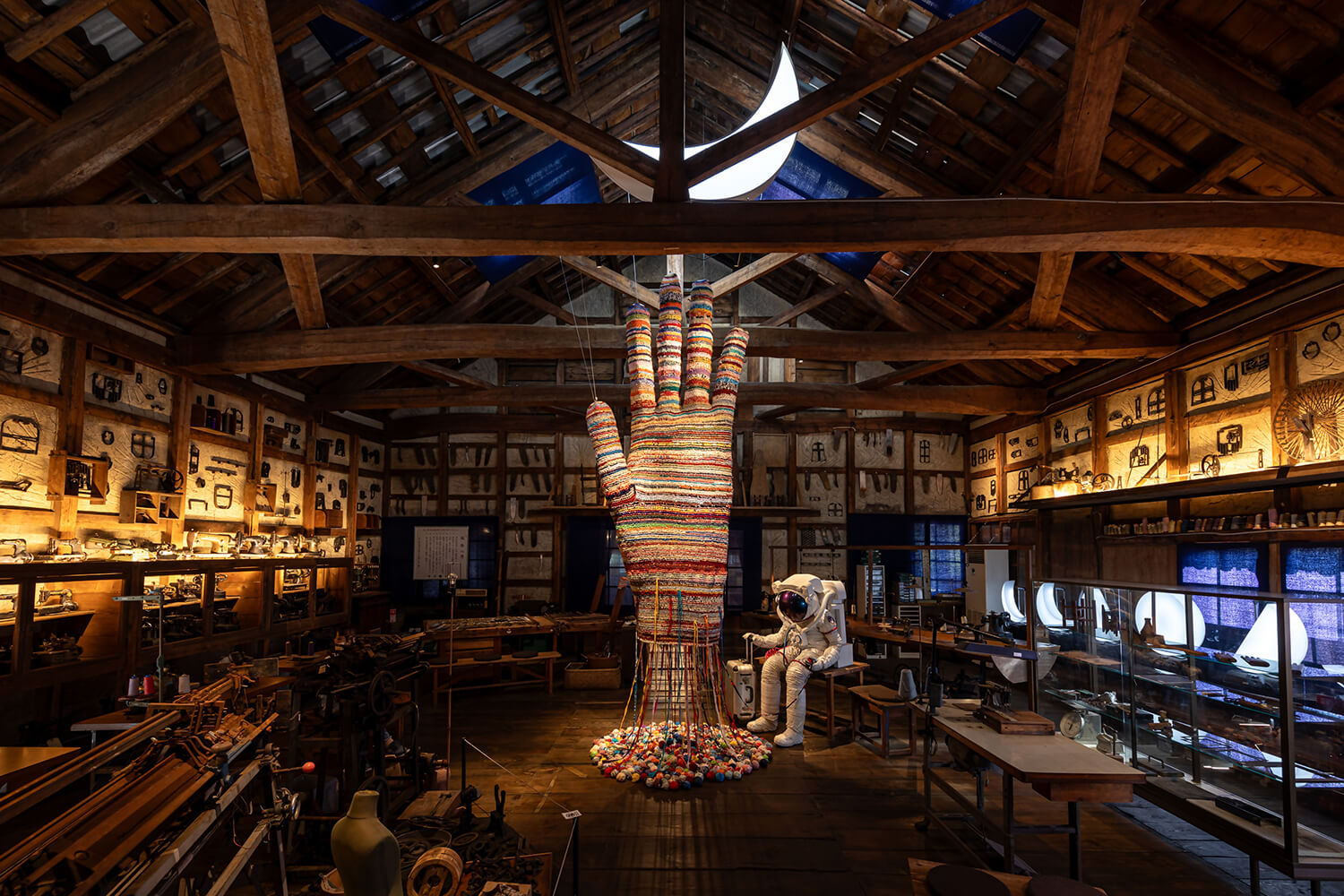 レオニート・チシコフ「みんなの手　月まで届く手袋を編もう！」
Photo: Shintaro Miyawaki