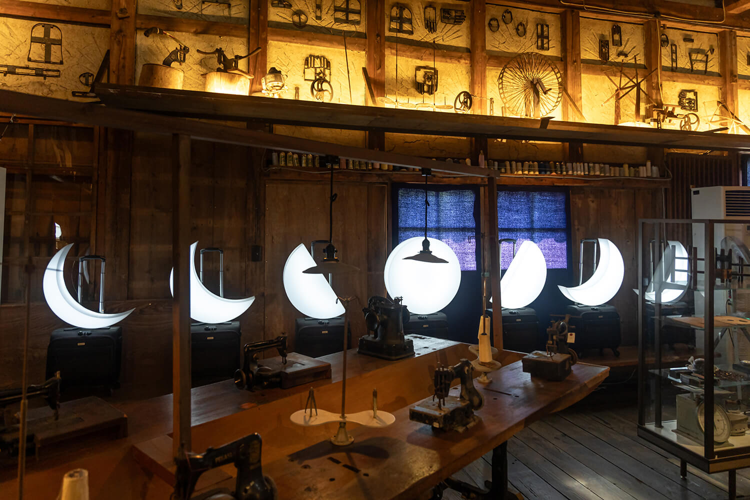 レオニート・チシコフ「みんなの手　月まで届く手袋を編もう！」
Photo: Shintaro Miyawaki